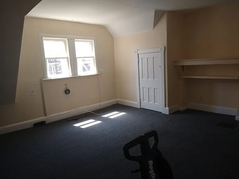 730 W State St — Photo 3
