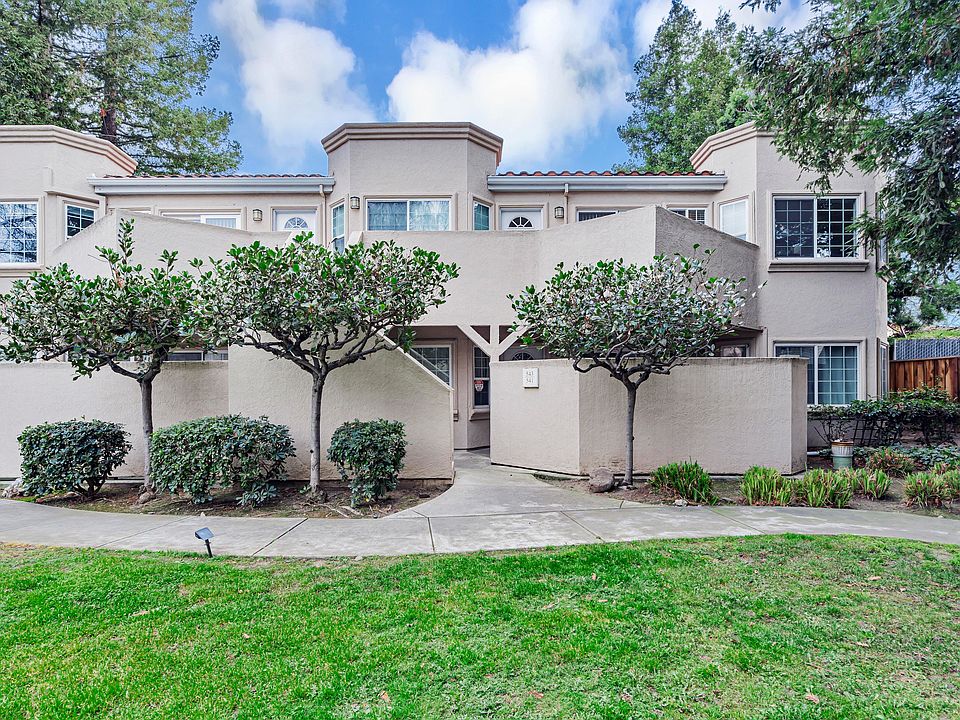 Corner unit on the 2nd story towards the fence, no-neighbor on right side