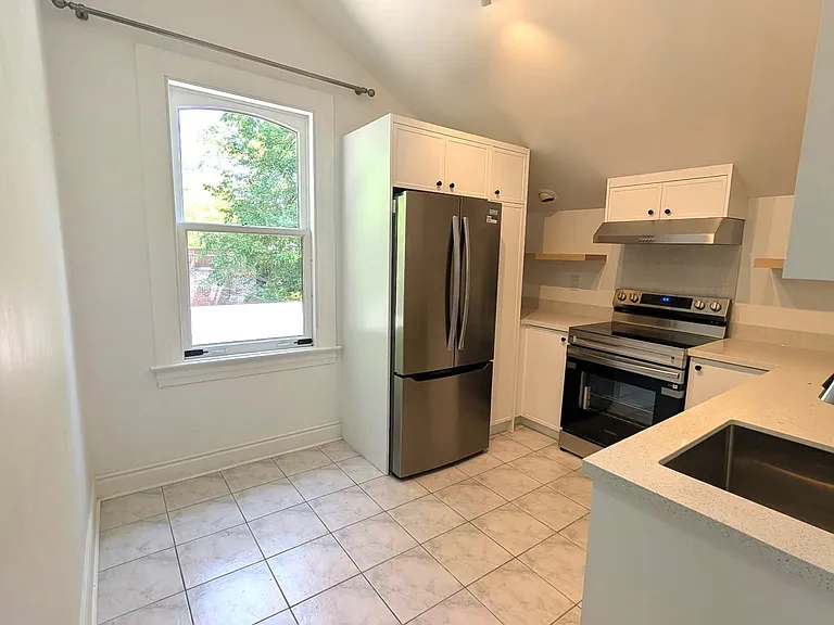 561 Parliament St — Photo 10