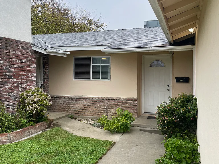 1333 Woodside Dr — Photo 2