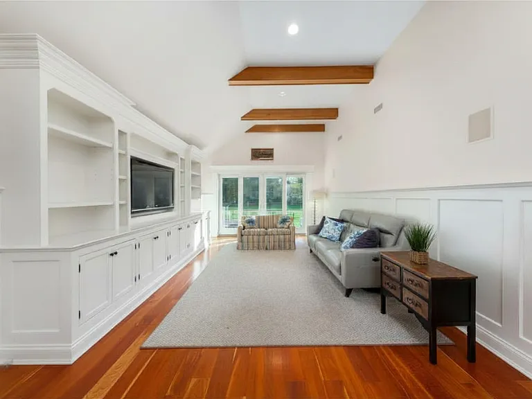 530 Flax Hill Rd — Photo 4