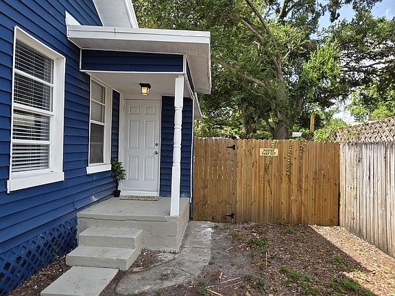 3rd image of 305 E Adalee St