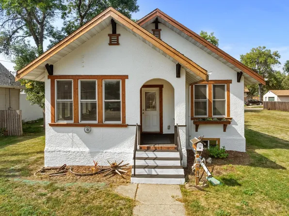 213 6th St NW, Minot, ND 58703