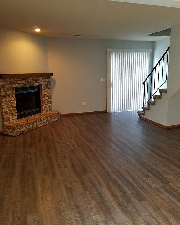 2nd image of 100-106 NE Greystone Dr