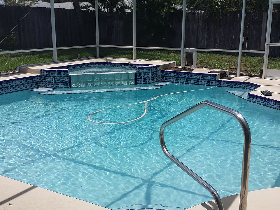 Screened pool