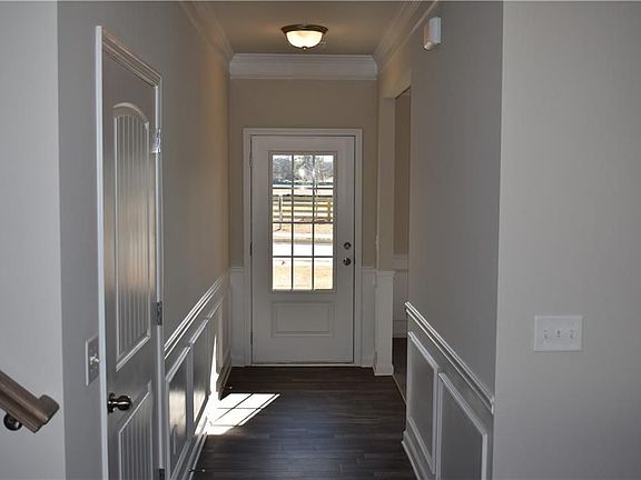 5th image of 102 Graham Cir