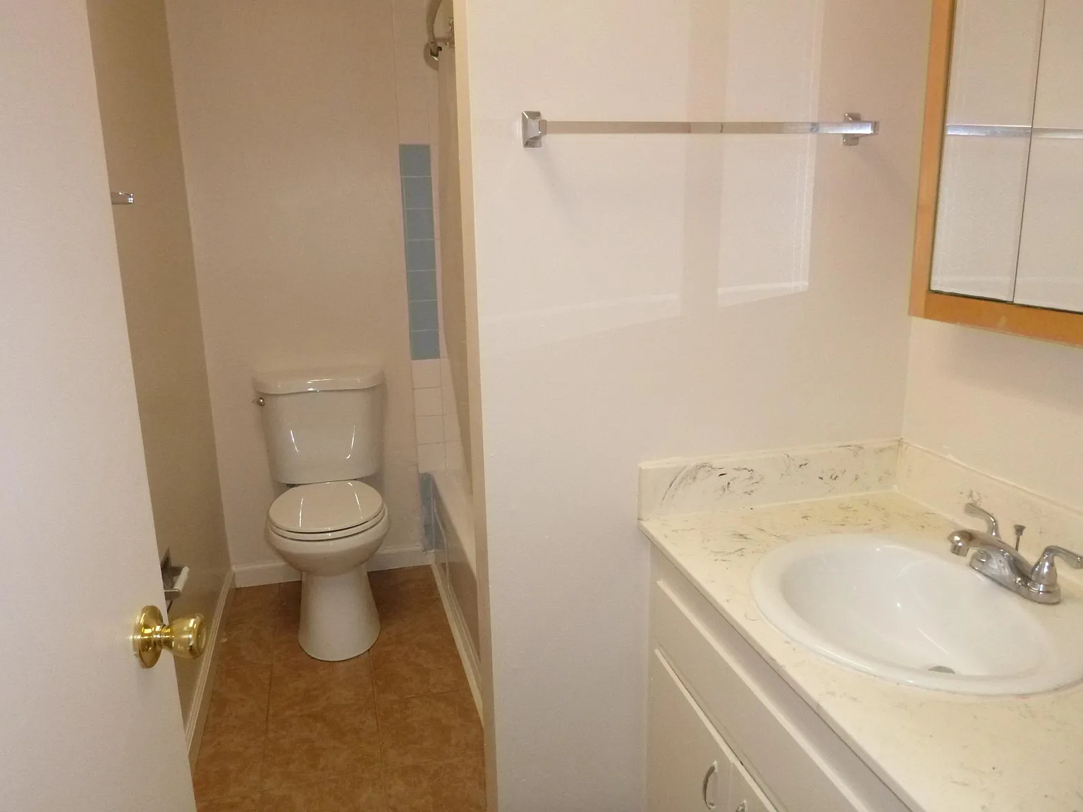 2 bed, 820 sqft, $2,100 — Photo 3