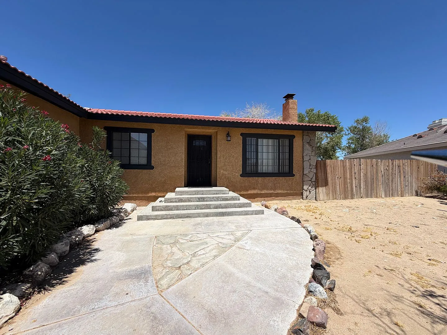 Beautiful 3 Bedroom House Located on Calico Lake — Photo 3