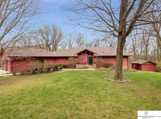 9957 High Point Cir, Omaha, NE 68112