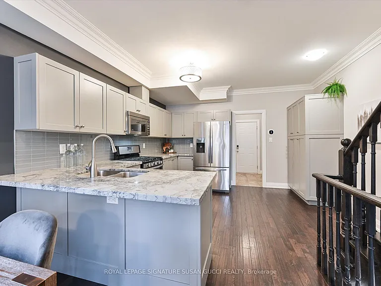 2833 Saint Clair Ave E — Photo 9