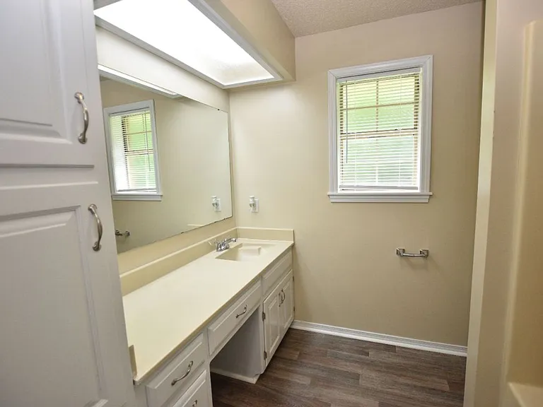 124 Carpenter Ct — Photo 5