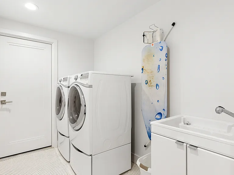202 Halsey St — Photo 24