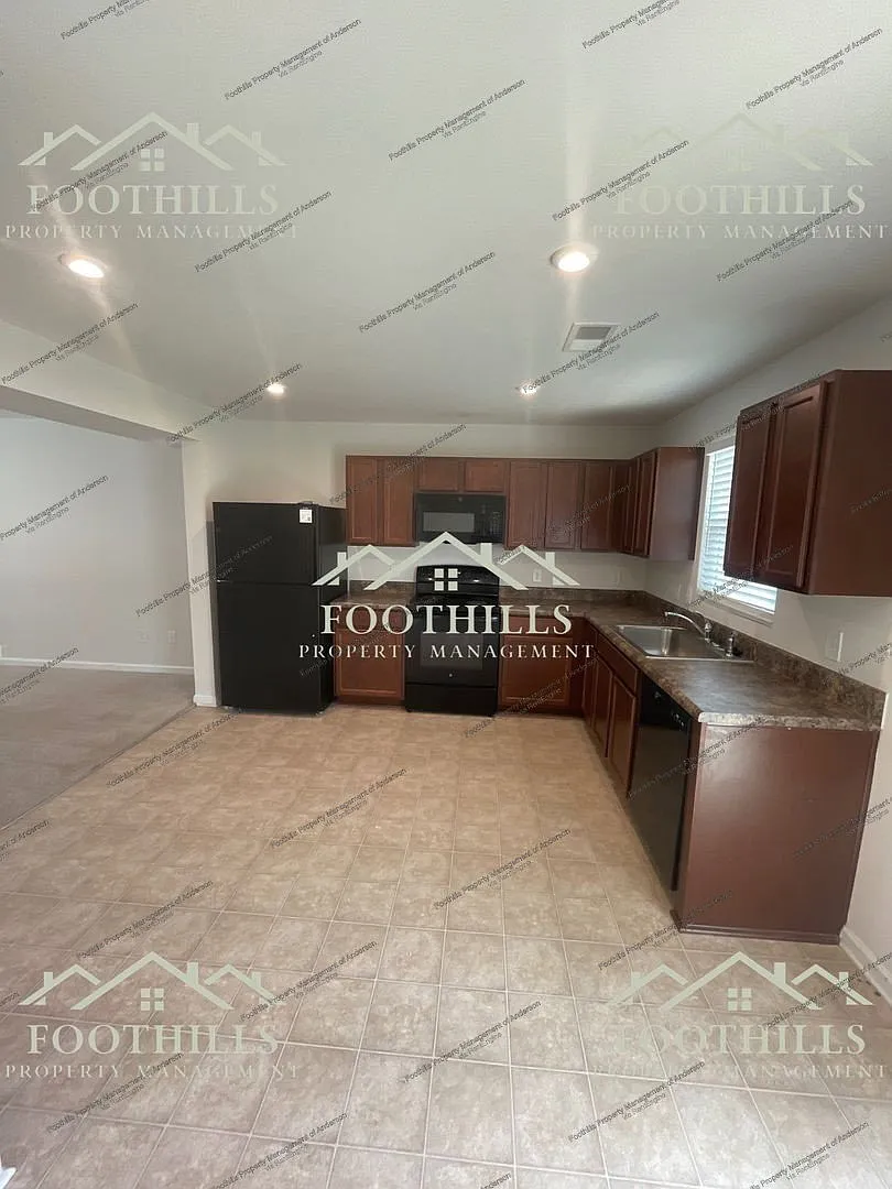 3 bed, 2.5 bath, 1232 sqft, $1,795 — Photo 3