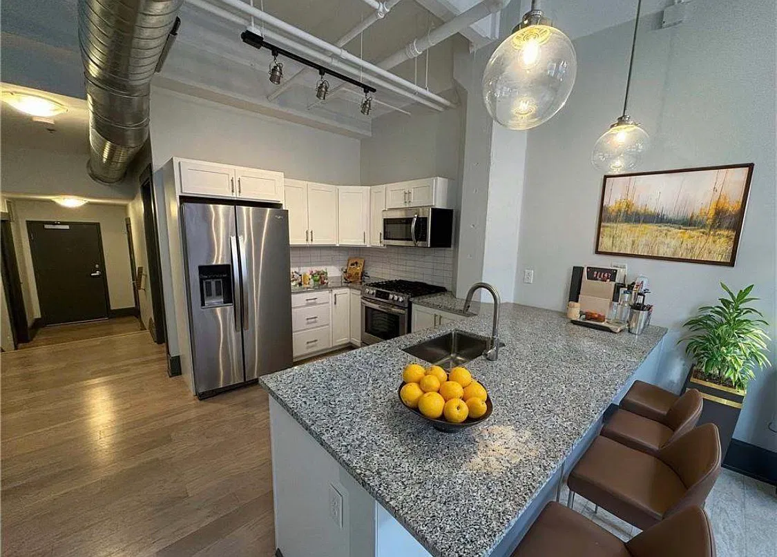 1 bed, 1040 sqft, $1,900 — Photo 4