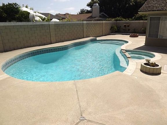Heated Pool w/jacuzzi