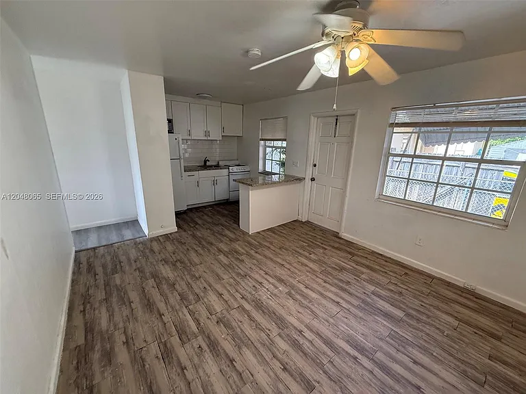 34 SW 5th St #1-2 — Photo 4