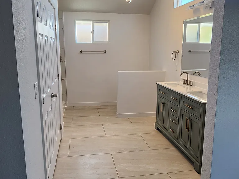 1042 Franklin Ave — Photo 10