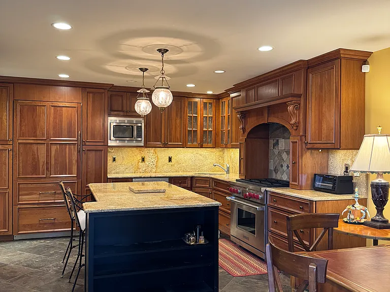 506 Roslyn Pl — Photo 9