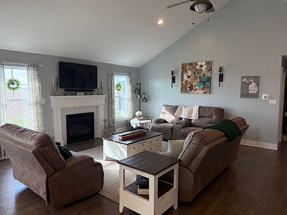 4th image of 735 Peacock Pl