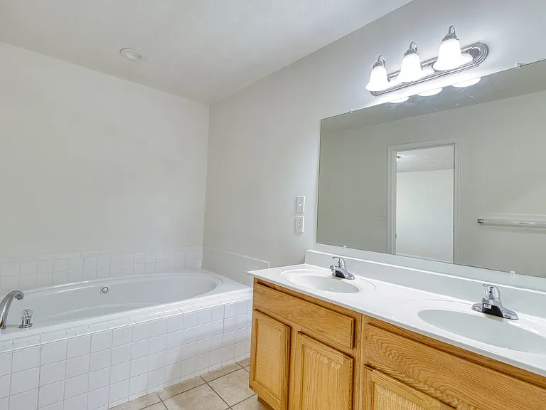 19 Berkshire Ln #101 — Photo 19