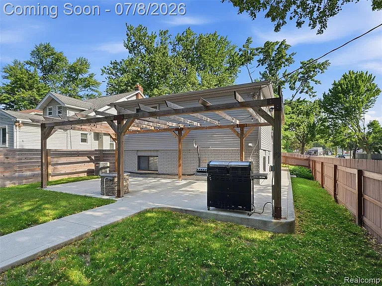 828 E 2nd St — Photo 20
