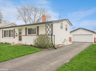 389 Navajo Trl, Buffalo Grove, IL 60089