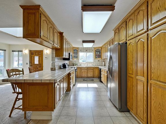 4th image of 625 Serenade Way