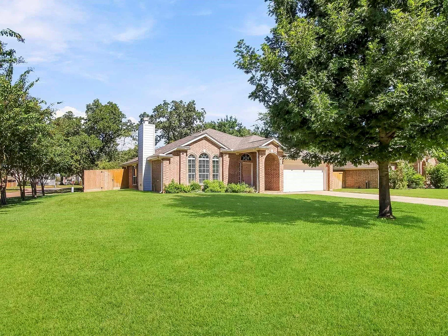 3 bed, 2.0 bath, 1823 sqft, $2,150 — Photo 2