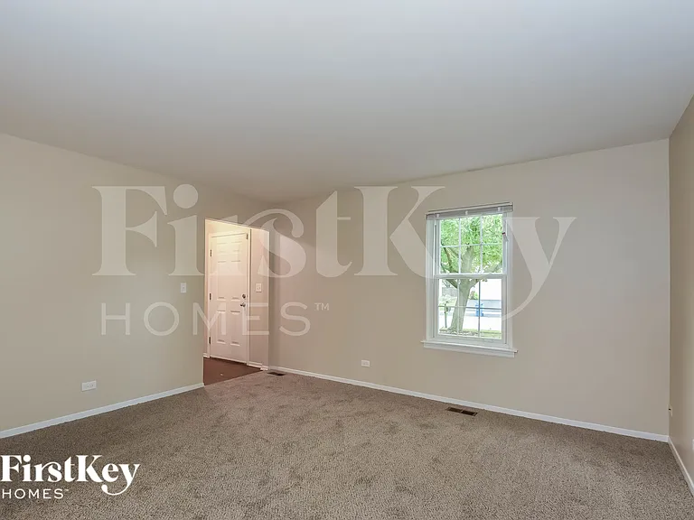 990 Chelsea Ln — Photo 3