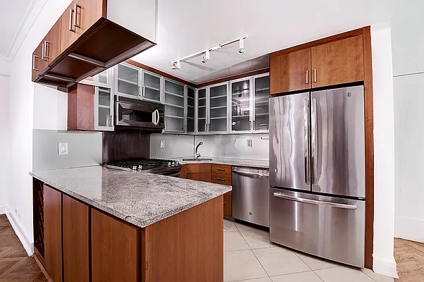 Rented by Urbane Brokerage | media 17