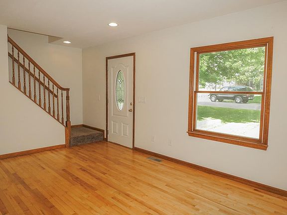 4th image of 382 Firwood St