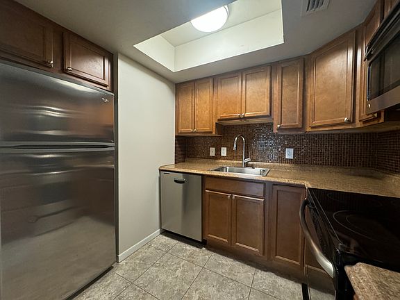3rd image of 637 E Harwood St APT 1