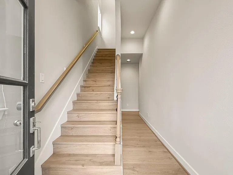 726 Carriage Knolls Dr — Photo 3