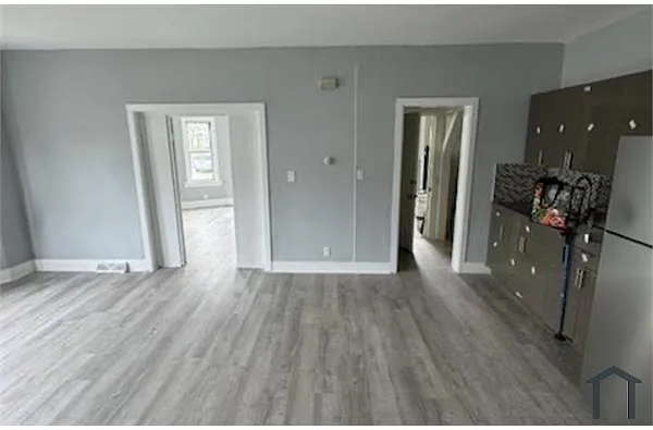 Building Photo - 657 Maple St #3