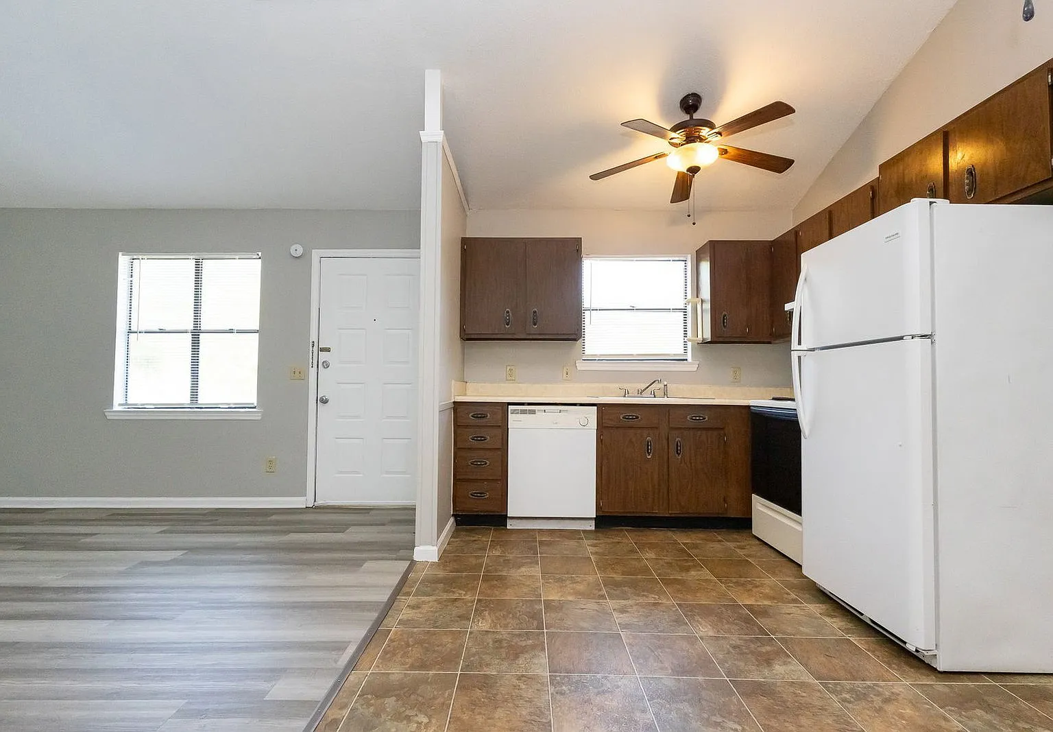 1 bed, 1.0 bath, $795 — Photo 2