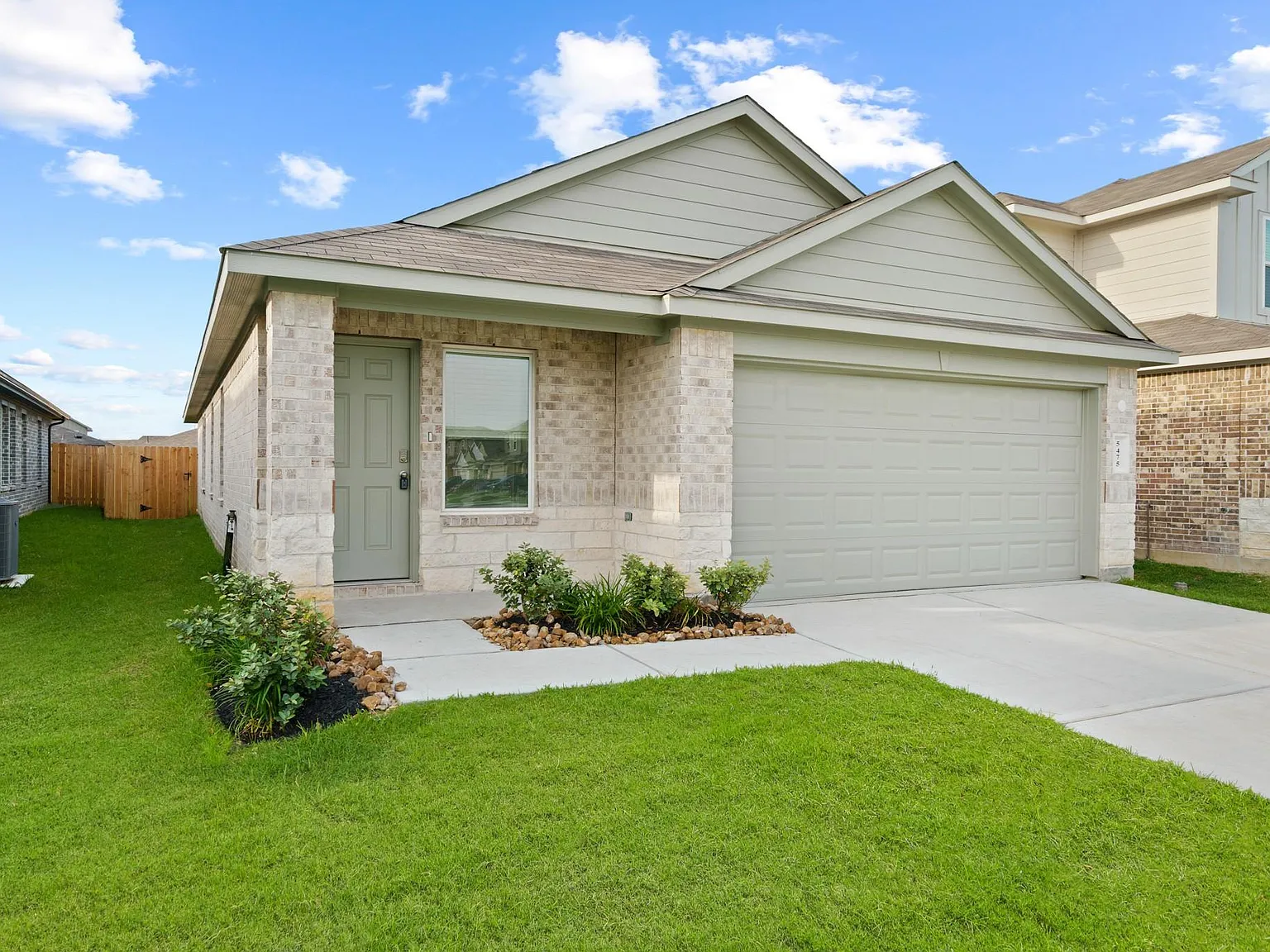 3 bed, 2.0 bath, 1539 sqft, $2,100 — Photo 1