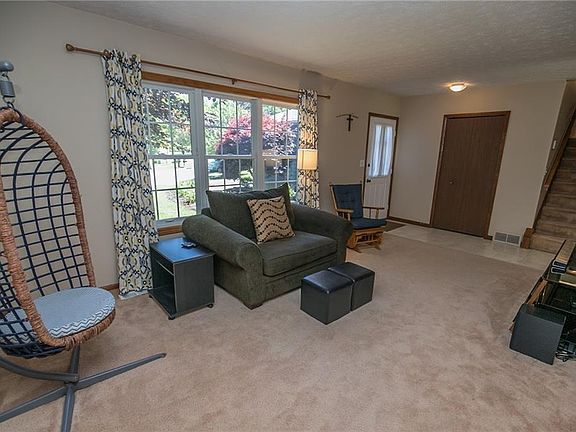 3rd image of 9582 Shadywood Ln