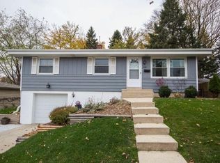 330 Debbie Dr, Waukesha, WI 53189