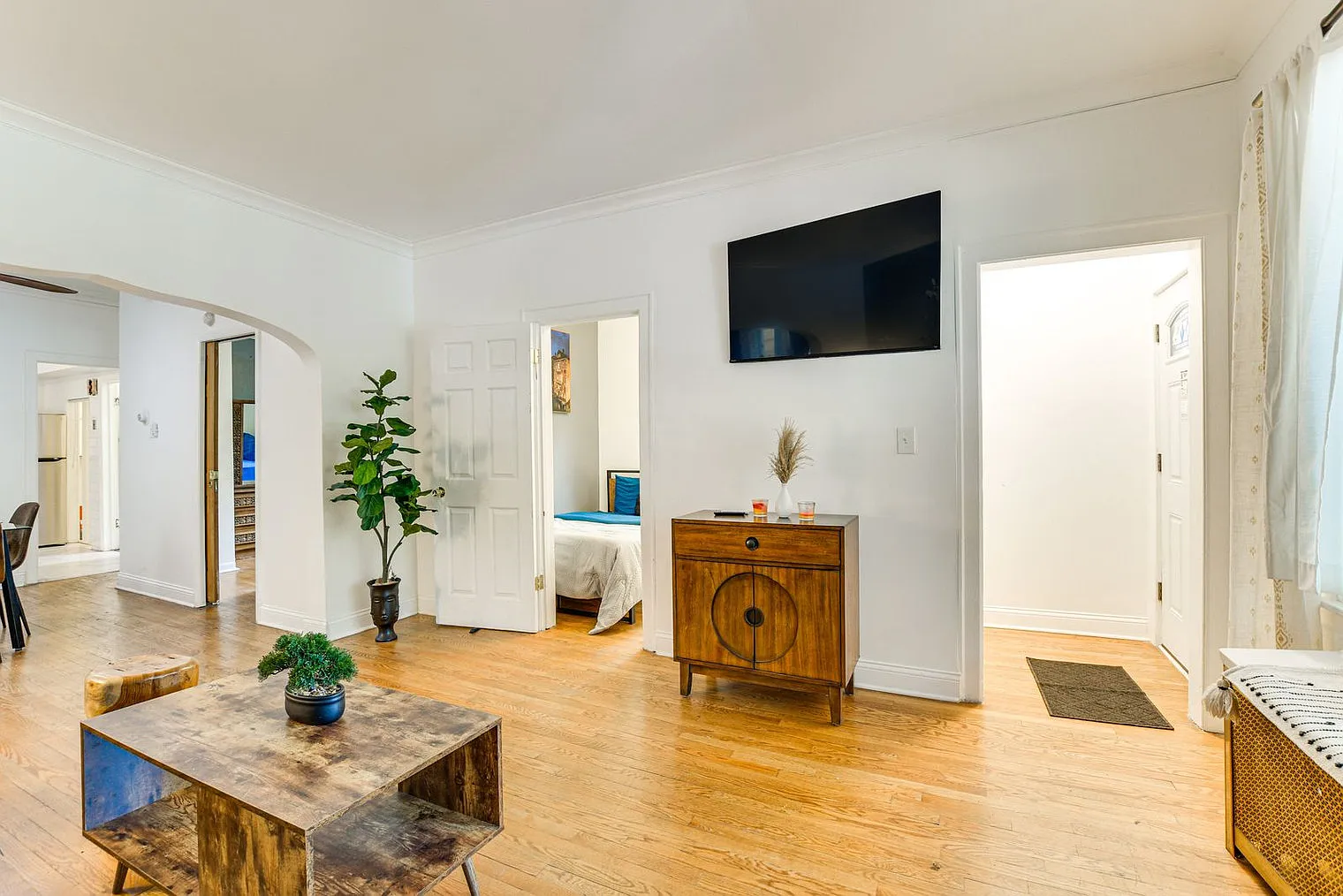 2 bed, 1.0 bath, 1603 sqft, $1,935 — Photo 3