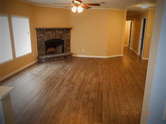 2nd image of 224 NW Honeysuckle Way