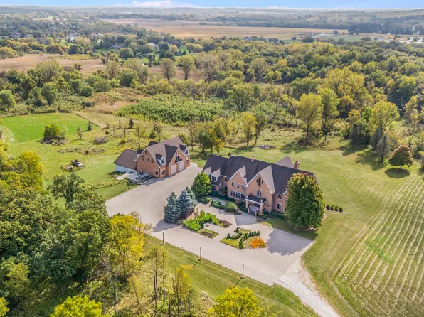 5N719 Castle Dr, St Charles, IL 60175