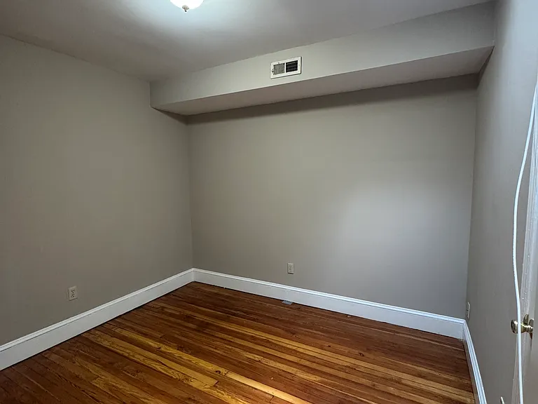 840 W 36th St — Photo 5