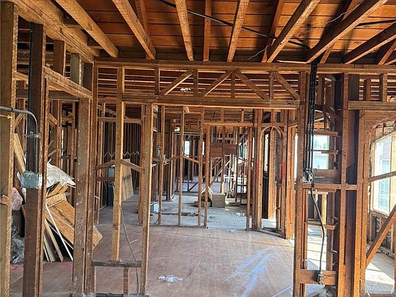 5th image of 328 N Mariposa Ave