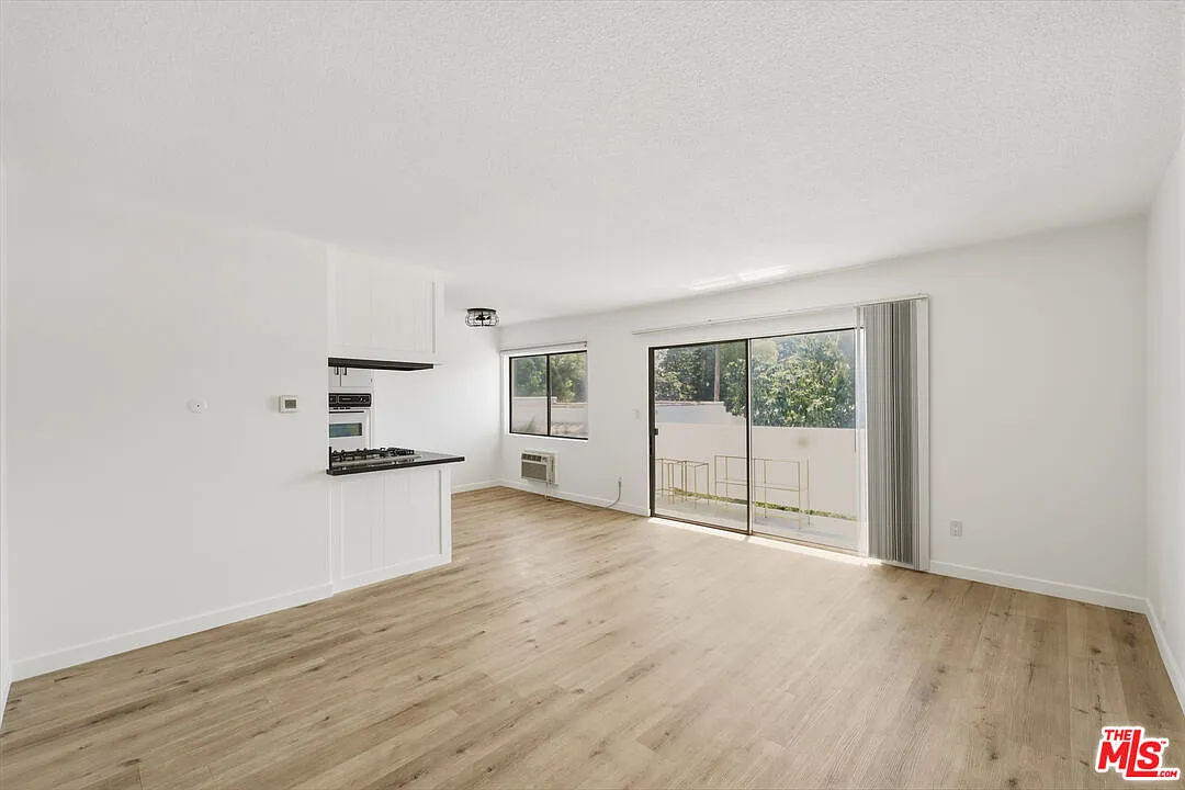 1 bed, 1.0 bath, 700 sqft, $2,400 — Photo 2