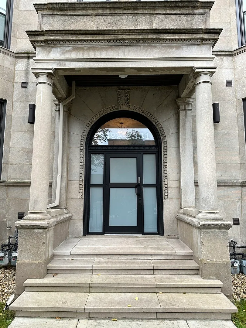 Building Photo - 2329 W Monroe St #LW