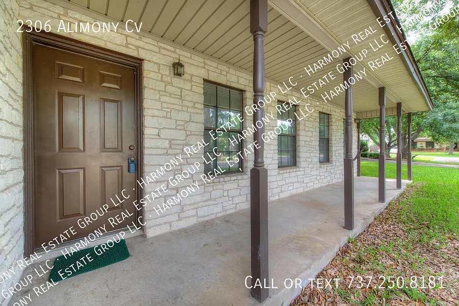 Wonderful single story stone home in quiet cul-de-sac. — Photo 2