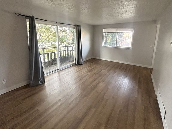 3rd image of 1601 W Ivy Cir