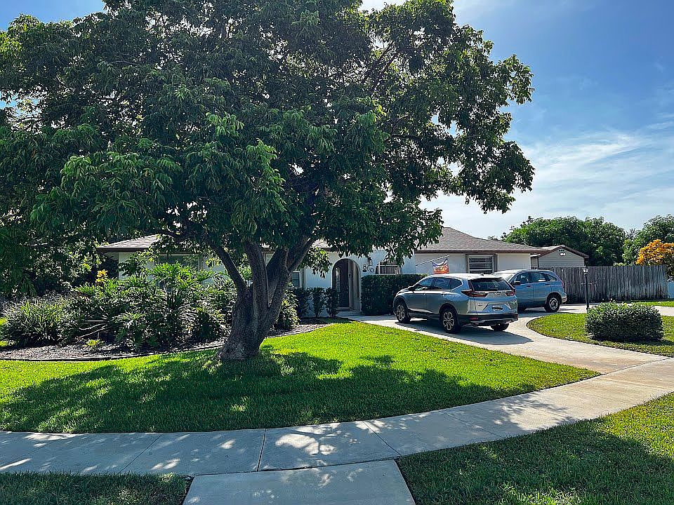 1st image of 860 Gardenia Dr