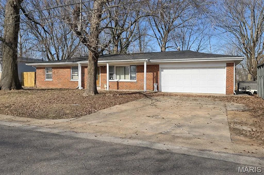 225 Sadonia Ave photo 1