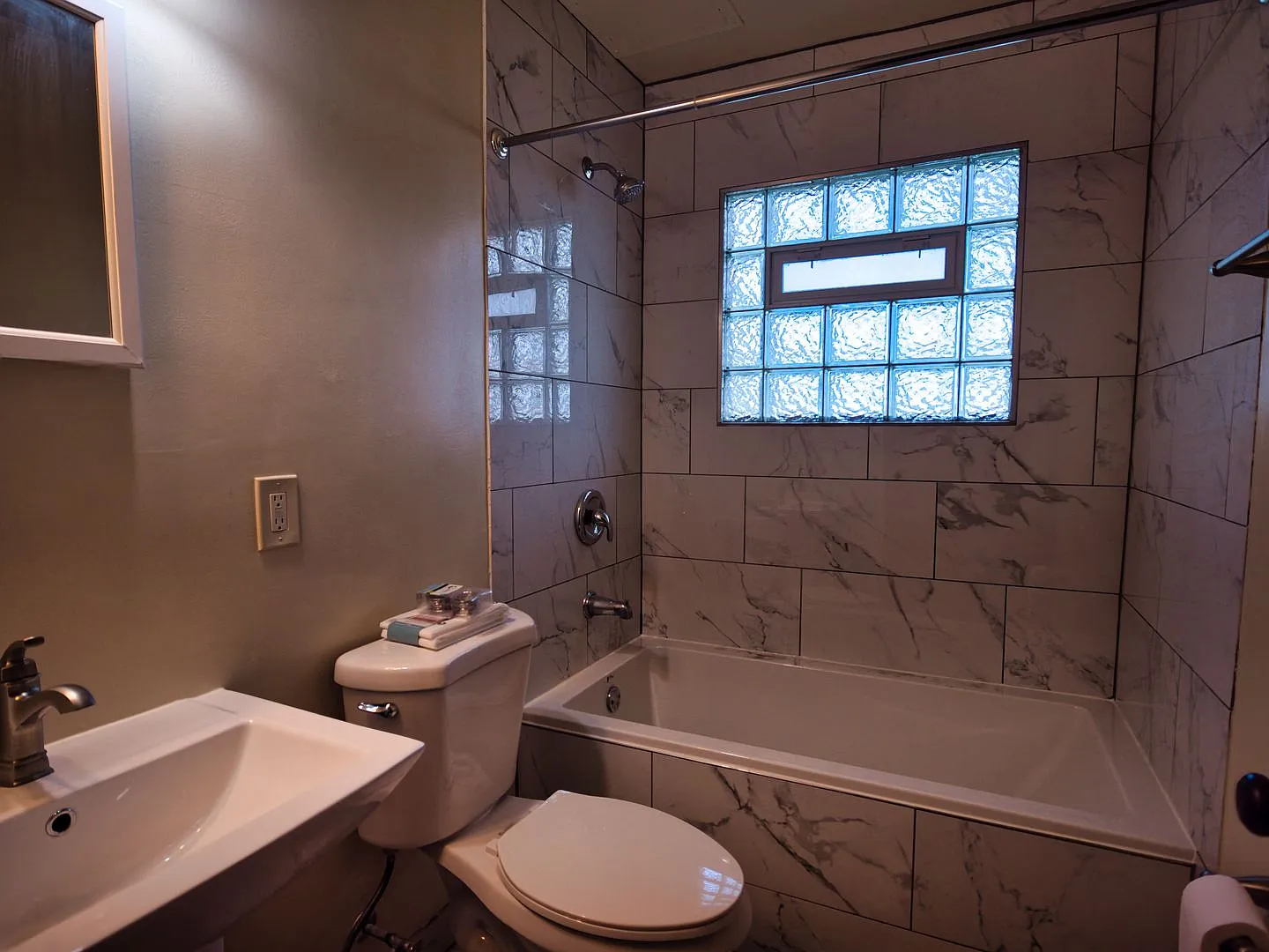 4707 W Wells St — Photo 3